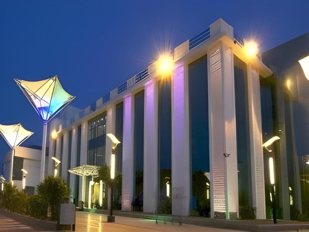 Paradizzo Resort: By Radhika hotel and Resorts